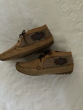 Minnetonka Women’s Leather Aztec Design Lace Up Moccasins ANKLE SHOE-SZ 8